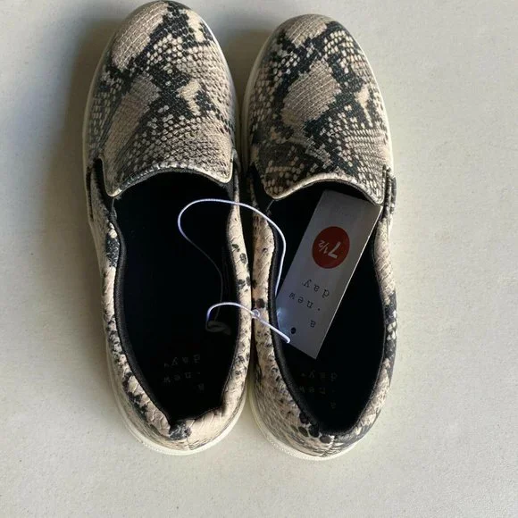 A new day snakeskin print NWT womens sneakers Size 7.5 - Picture 4 of 5
